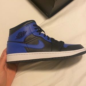 Air Jordan 1 Mid 'Hyper Royal'